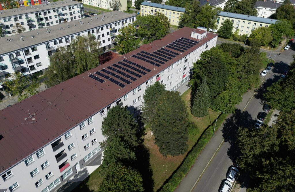 FVE panely na střeše budovy
